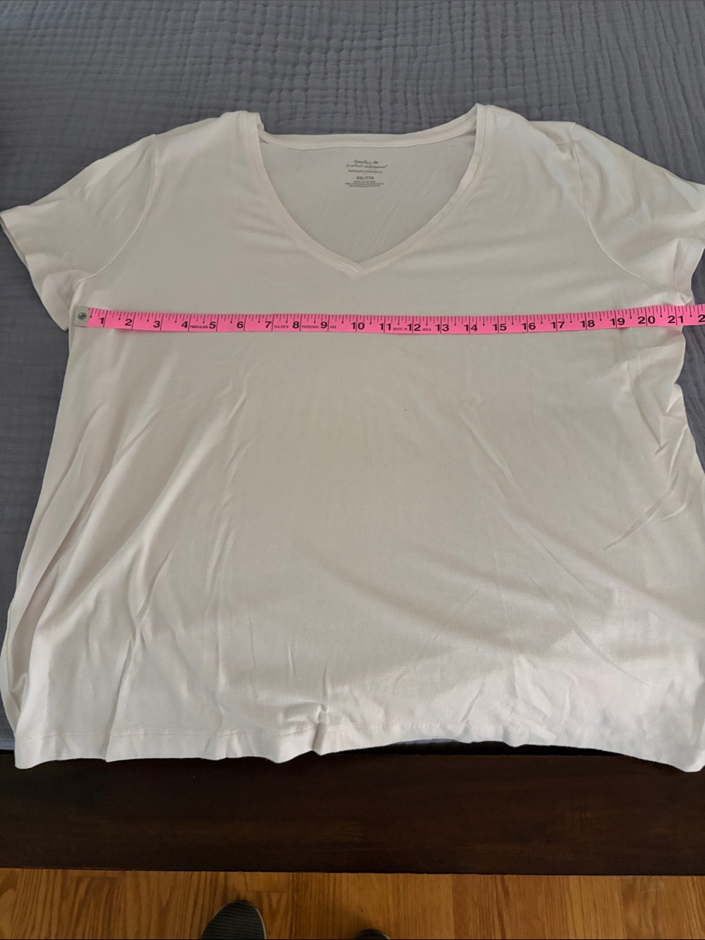 Banana Republic Cream V-Neck Short Sleeve Tee